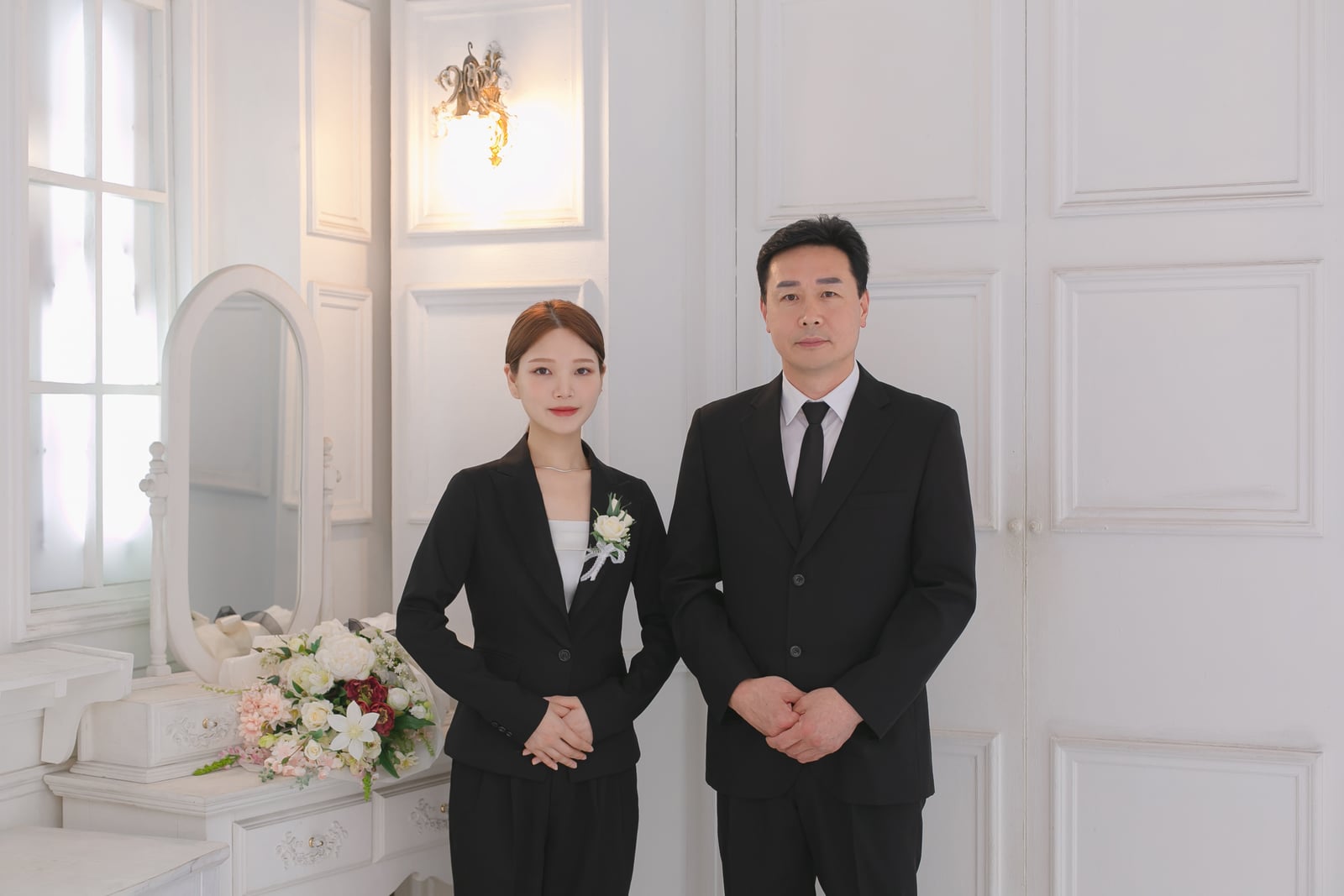 단정한 예복을 갖춘 나눔과섬김 직원